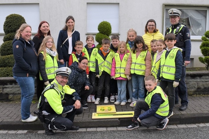 POL-PB: Gelbe Füße weisen den Schülerinnen und Schülern der Grundschule Steinhausen den Weg