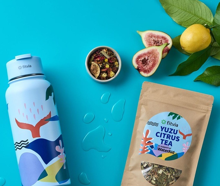Sauberes Wasser für alle - nicht nur für den eigenen Tee! / Fitvia und WaterAid kündigen langjährige Partnerschaft an / Produkte der fitvia x WaterAid Kooperation: eine 1 Liter Thermo Mug mit integriertem Teesieb (links) sowie der neue Yuzu Citrus Tea im praktischen 100g Frischebeutel (rechts). / Weiterer Text über ots und www.presseportal.de/nr/154309 / Die Verwendung dieses Bildes ist für redaktionelle Zwecke unter Beachtung ggf. genannter Nutzungsbedingungen honorarfrei. Veröffentlichung bitte mit Bildrechte-Hinweis.