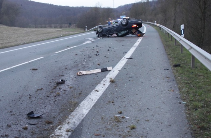 POL-HX: Nach Sekundenschlaf - Pkw landet auf dem Dach