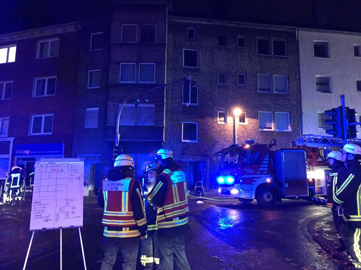 FW-BO: Dramatischer Wohnungsbrand in der Bochumer Innenstadt fordert ein Menschenleben