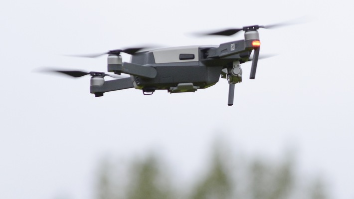 POL-PPWP: Drohnen gefährlich nahe an Flugplatz gesteuert