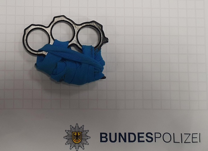 BPOL NRW: Bundespolizei stellt 15-Jährigen mit Schlagring