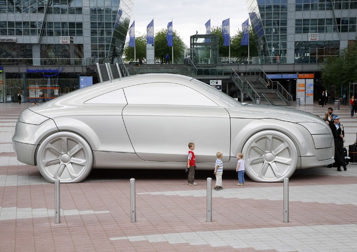 Landung mit Tieflader und Kran: Audi TT-Skulptur &quot;parkt&quot; am Münchner Flughafen