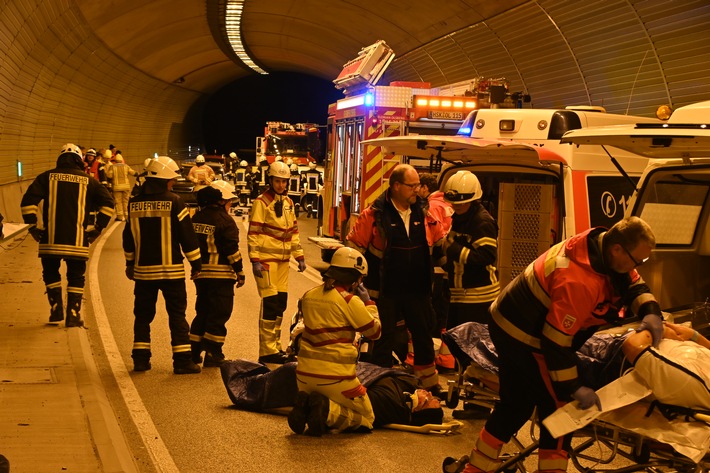 FF Olsberg: Rettungsübung im Losenbergtunnel B 480 in Olsberg - Bigge