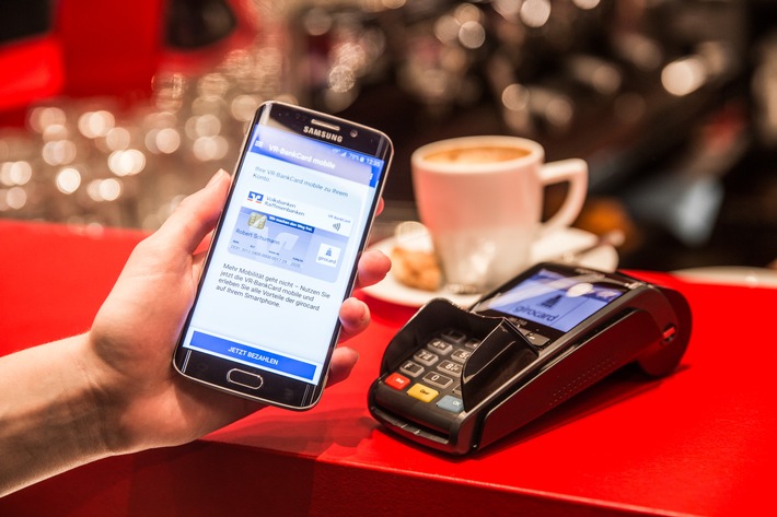 Weltpremiere: Erste girocard-Transaktion mit girocard mobile und Vodafone Wallet
