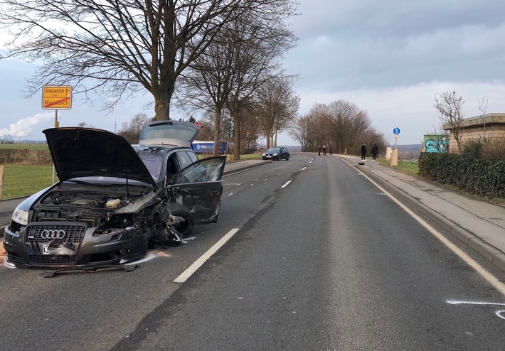 POL-AC: Schwerer Verkehrsunfall in Stolberg - Auto prallt mit LKW zusammen
