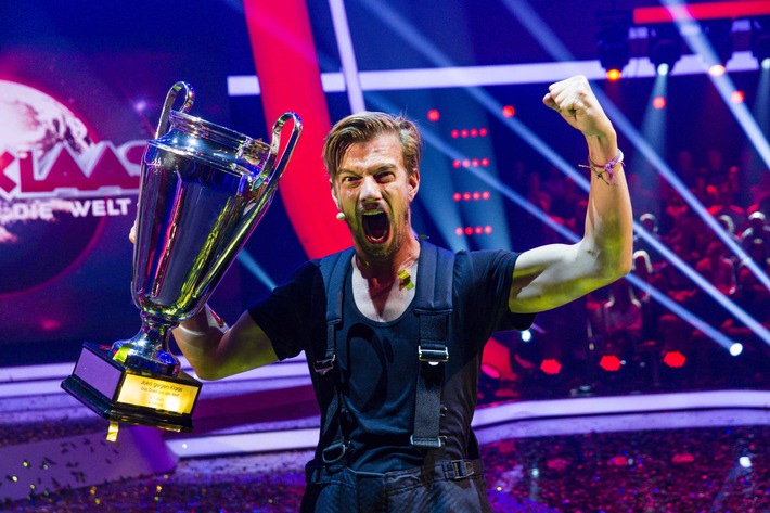 Joko Winterscheidt wird letzter Weltmeister in 2015 - ProSieben-Show "Das Duell um die Welt" begeistert mit starken 15,2 Prozent Marktanteil