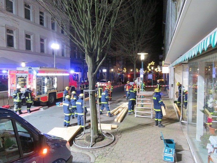 POL-HM: Mercedes fährt in Blumengeschäft