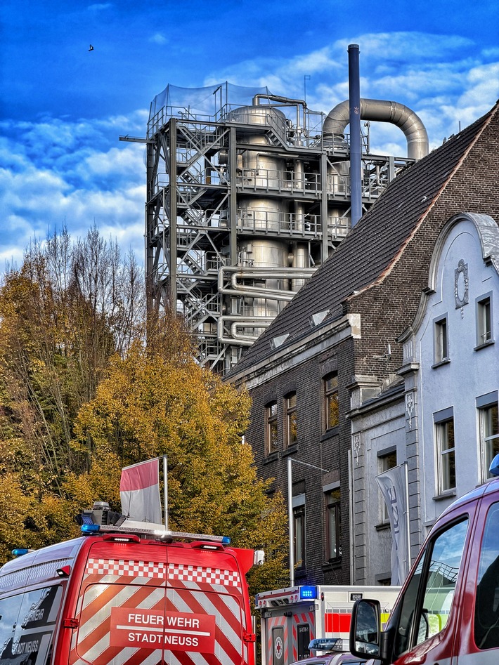 FW-NE: Feuer in Industriehalle im Neusser Hafengebiet | Maschinenbrand greift auf Dach über | Zwei Personen verletzt