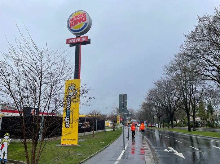 FW-GE: Werbemast gerät in Schwanken / Sturmtief "Nasim" löst Werbemast aus der Verankerung