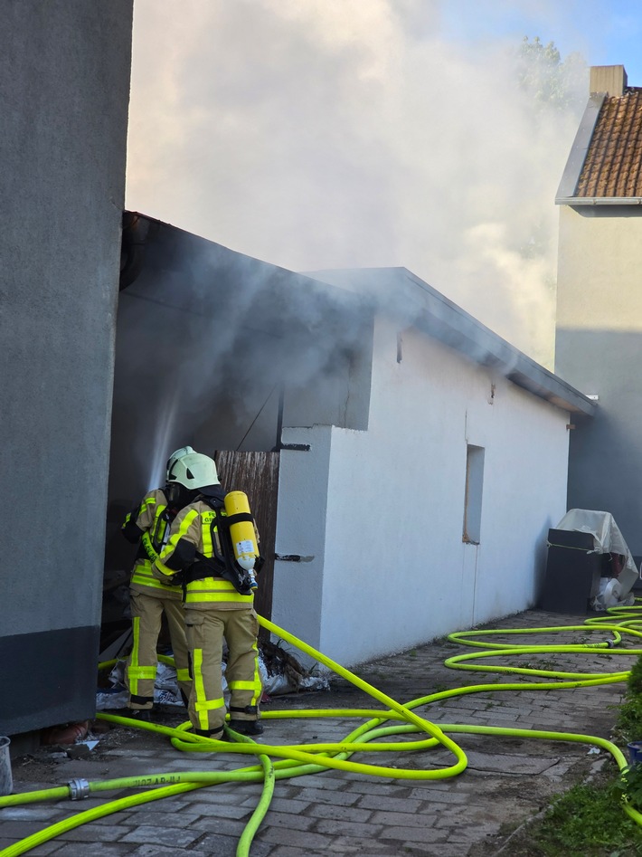 FW Grevenbroich: Feuerwehr löscht Gebäudebrand in Neurath