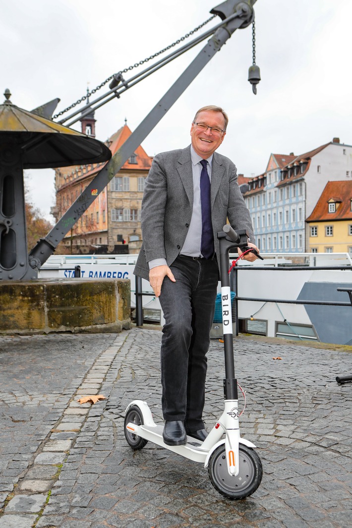Die Bayerische startet als erster Versicherer von E-Scootern in Deutschland