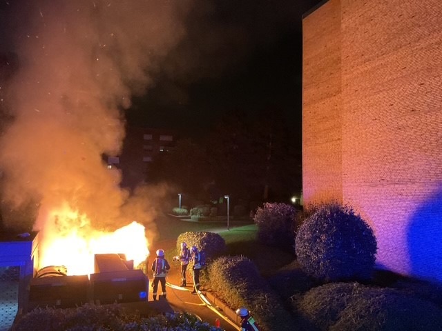 FW-BN: Brand an einem Gebäude