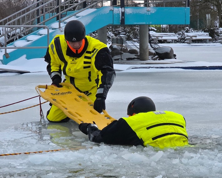 FW Celle: Feuerwehr warnt vor dem Betreten von Eisflächen - Eisretter der Feuerwehr Celle einsatzbereit - Feuerwehr übt den Ernstfall im Celler Badeland!