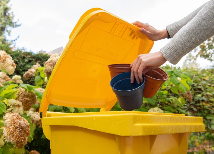 Herbststart: Abfälle rund um den Garten richtig entsorgen / Tipps der Initiative "Mülltrennung wirkt"