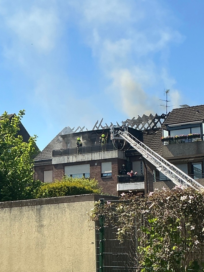 FW-BOT: Mehrfamilienhaus nach Dachstuhlbrand unbewohnbar