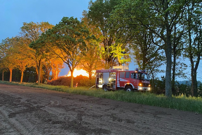 FF Goch: 30 Kubikmeter Baumschnitt in Flammen