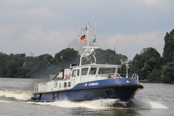 HZA-HH: Besatzung des Zollboots &quot;Kehrwieder&quot; rettet Person aus der Elbe // Rettungsaktion Höhe Elbphilharmonie