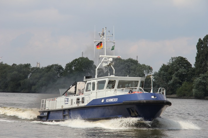 HZA-HH: Besatzung des Zollboots "Kehrwieder" rettet Person aus der Elbe // Rettungsaktion Höhe Elbphilharmonie