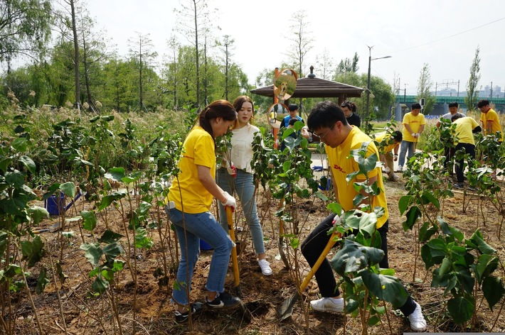 PM: Global Volunteer Day: 1,3 Millionen Freiwillige der DHL Group engagieren sich in 15 Jahren / PR: Global Volunteer Day: 1.3 million DHL Group employees have engaged in the past 15 years