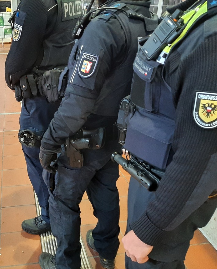 POL-HL: HL - St. Lorenz / Drogen, verbotene Gegenstände und eine Festnahme nach Kontrollen am Lübecker Hauptbahnhof
