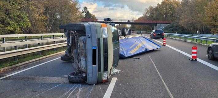 POL-OL: +++Verkehrsunfall auf A 28 - beladener Anhänger kippt während der Fahrt um+++