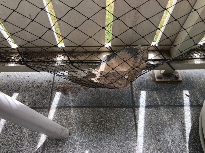 POL-PDPS: Vier Kilogramm schweren Stein auf Balkon geworfen