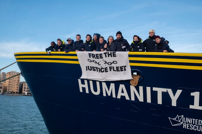 Italien setzt Rettungsschiff Humanity 1 für 60 Tage fest und plant Gesetz zur "Seeblockade", während Hunderte im Mittelmeer vermisst werden