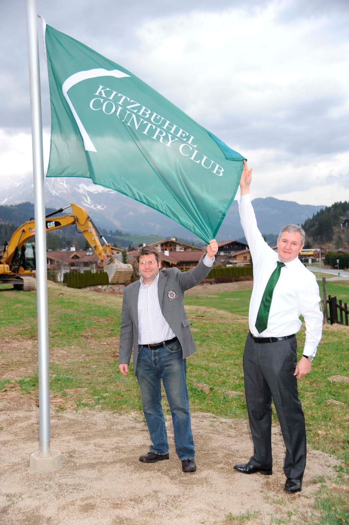 Richard Hauser hisste in Reith die Flagge des "Kitzbühel Country Clubs" - BILD