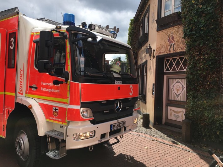 FW-BN: Brand einer Mülltonne greift auf Gebäude über - Gaststätte in Bad Godesberg durch Flammen und Rauch beschädigt