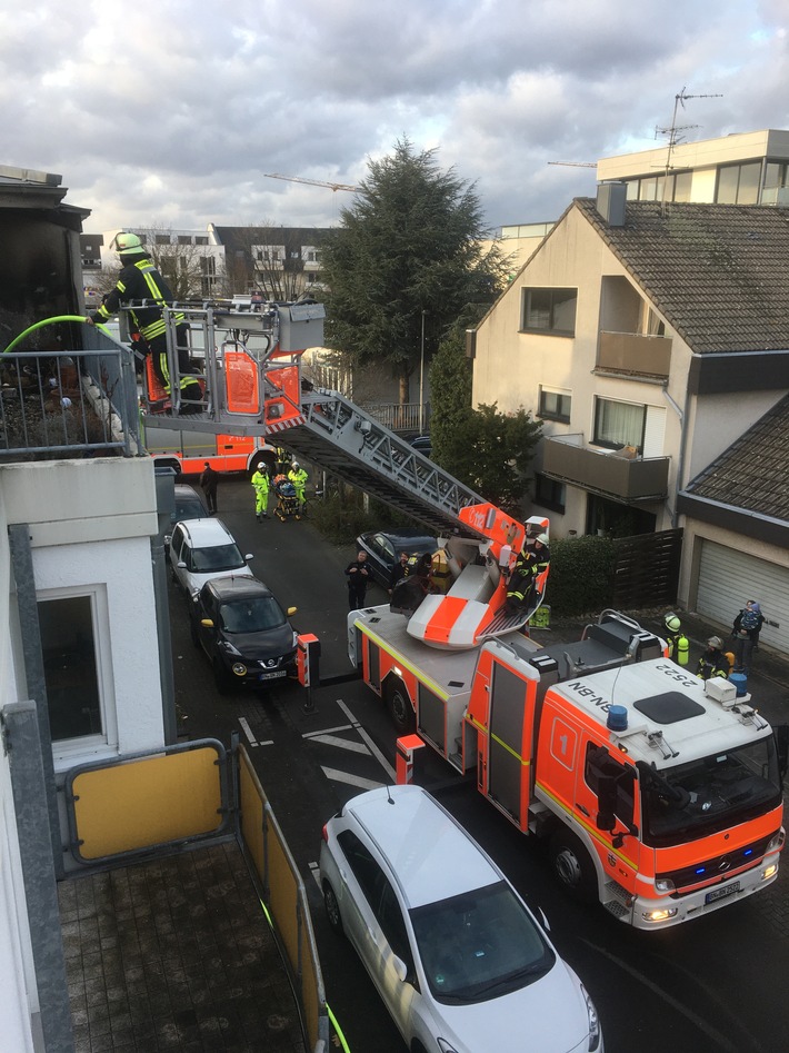 FW-BN: Bonner Feuerwehr rückt zu gemeldeten Dachstuhlbrand aus