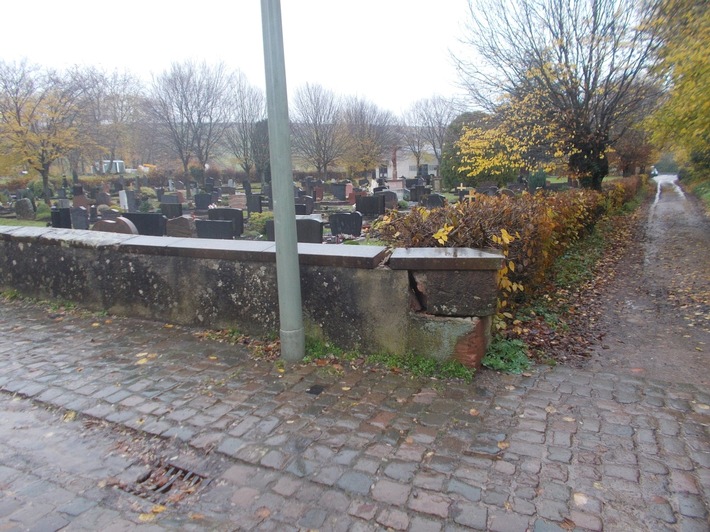 POL-PDLD: Friedhofmauer beschädigt und keiner weiß Bescheid