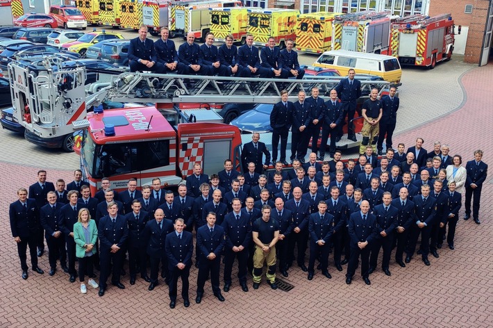 FW-HB: 98 Beamtinnen und Beamte der Feuerwehr Bremen befördert