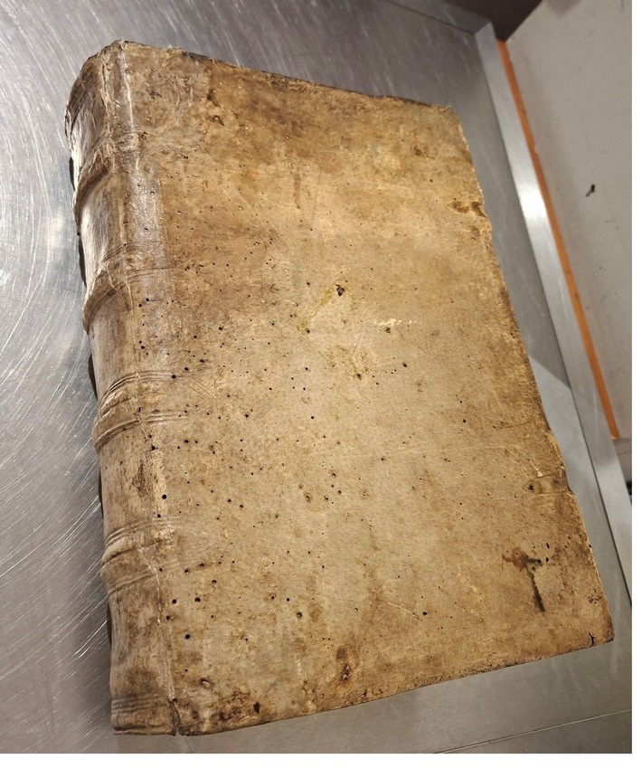 HZA-IZ: Zwischen Artenschutzverstoß und Kulturschatz/ Zoll am Hamburger Flughafen entdeckt zeremoniellen Umhang mit geschützter Tierart und kontrolliert historische Buchrarität