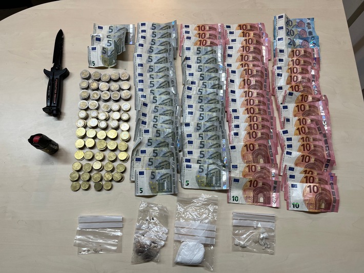POL-D: Pempelfort - Zwei Drogendealer aus dem Verkehr gezogen - Wohnungsdurchsuchung - Betäubungsmittel, Messer und Bargeld sichergestellt - Festnahme