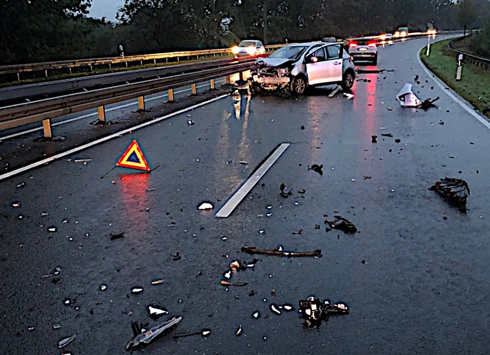 POL-HM: Schwerer Verkehrsunfall auf der Bundesstraße 217 - weiße Limousine flüchtig (Zeugenaufruf!)