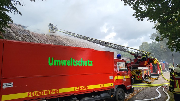 POL-CUX: Brand eines Stallgebäudes in Elmlohe (Lichtbild in der Anlage)