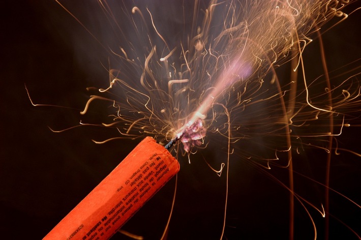 HZA-KO: Zoll warnt vor Gefahren bei Silvesterfeuerwerk - Schon beim Kauf auf Sicherheit achten