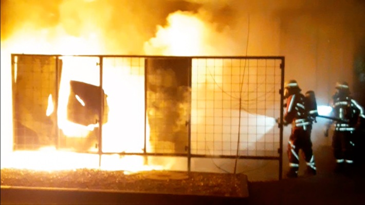 FW Norderstedt: Feuer in der Berliner Allee - Schnelle Melde- und Reaktionszeit verhindern Ausbreitung