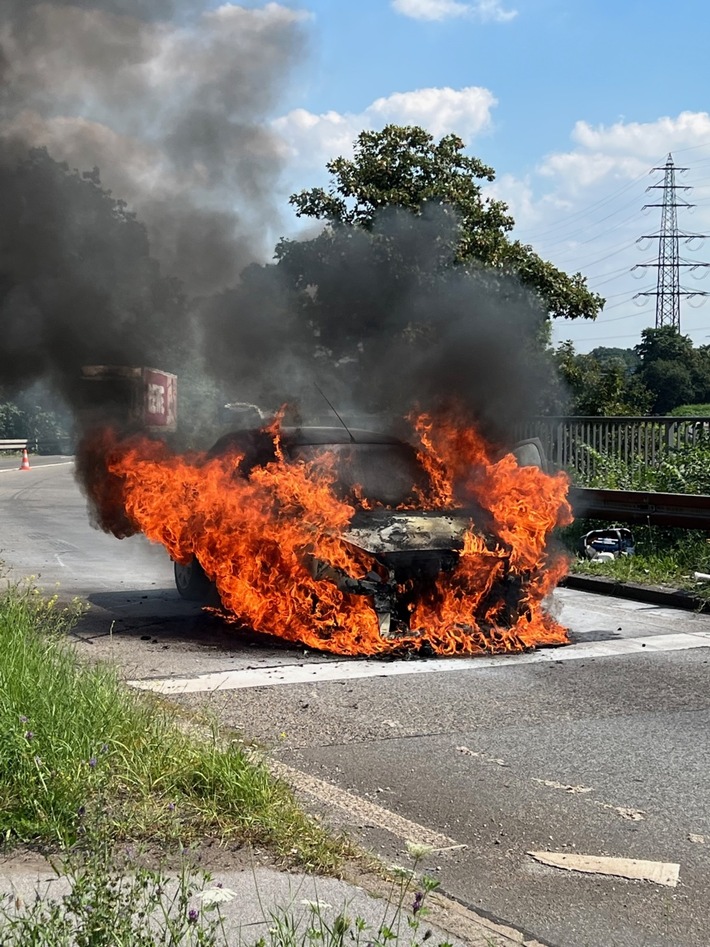 FW-OB: Brennender PKW in der Ausfahrt der Autobahn A42