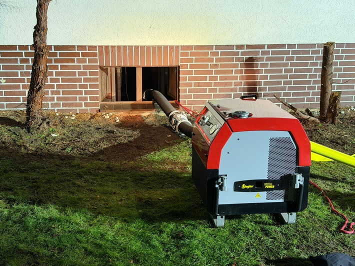 FW Celle: Wasserrohrbruch - Keller unter Wasser!