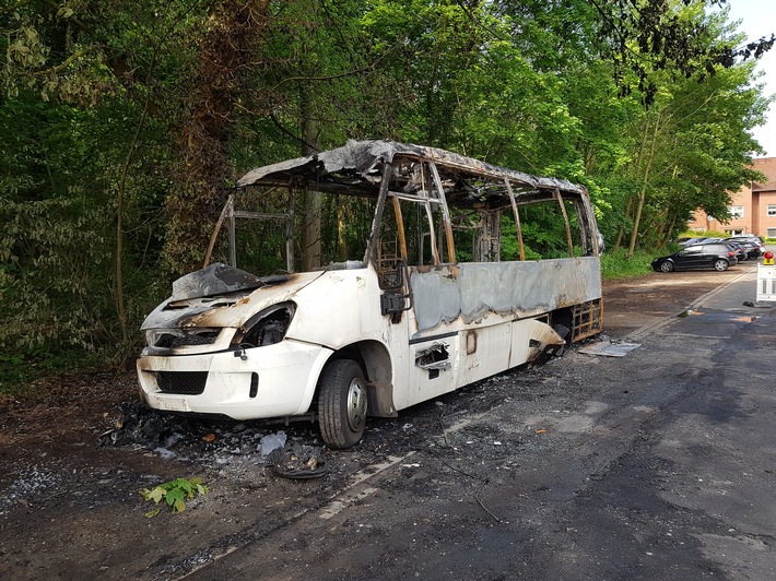 POL-H: Zeugenaufruf: Kleinbus in Barsinghausen in Brand gesetzt