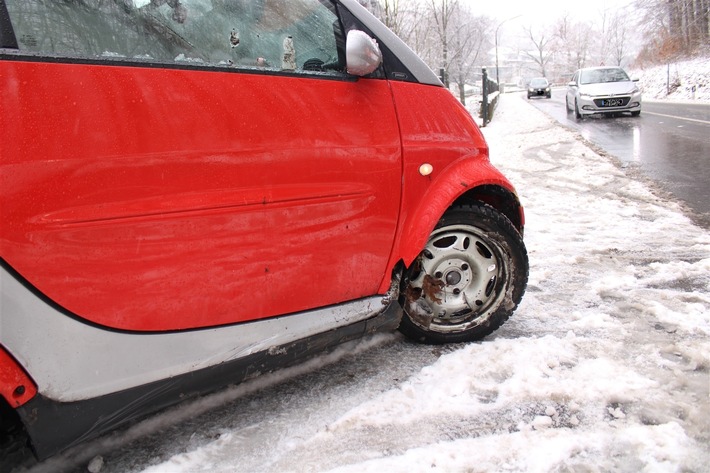 POL-SU: Smart überschlägt sich auf schneeglatter Straße - Fahrerin leicht verletzt