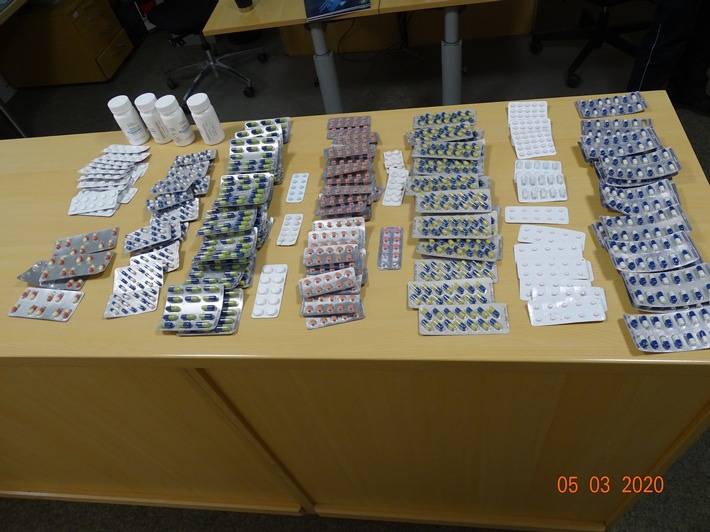 POL-KI: 200305.2 Schwentinental: Unbekannte legen 2.000 Tabletten an Altkleidercontainer ab