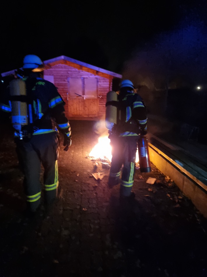 FW-WRN: FEUER_1 - LZ1 - brennt Mülltonne direkt am Auto