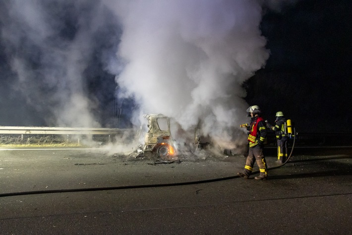 FW Porta Westfalica: 03.03.2026 - A2: PKW in Vollbrand