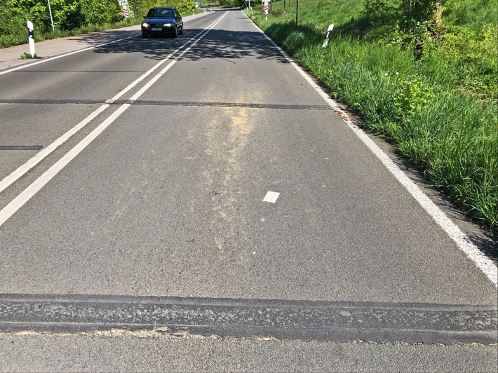 POL-ME: In "Müllermilchkurven": Motorradfahrer auf Sand weggerutscht - Velbert-Neviges - 2005031