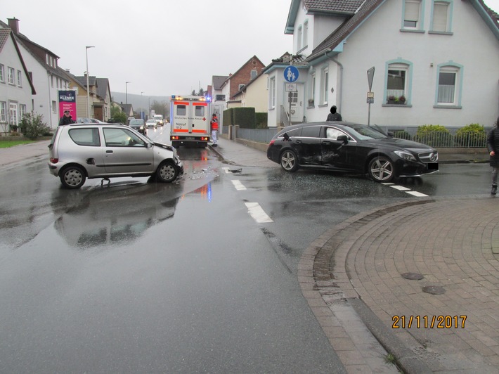 POL-HM: Verkehrsunfall mit erheblichem Sachschaden und einer leichtverletzten Person