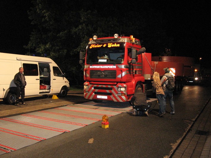 POL-WL: Polizei überprüft Großraum- und Schwerlasttransporte auf der A 7