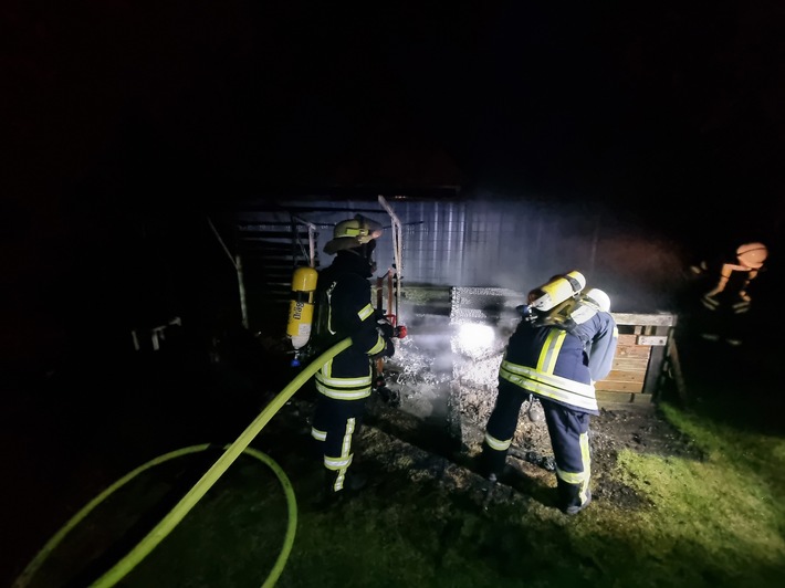 FFW Bergen: Brennt Gartenhaus in Eversen.